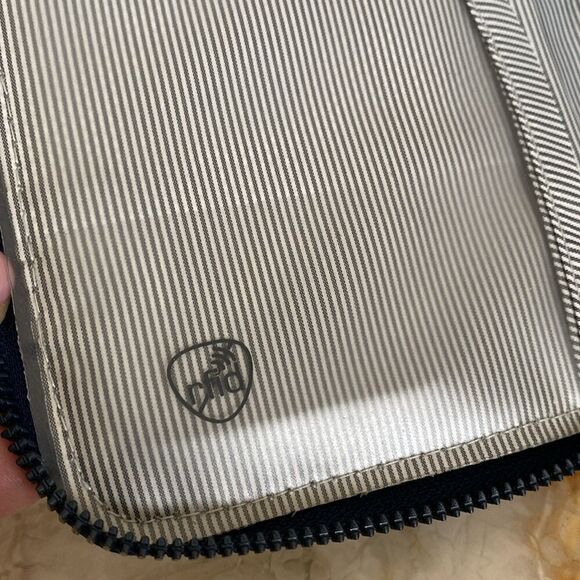 Travelon RFID Blocking Single Zip Nylon Wallet - Picture 9 of 12